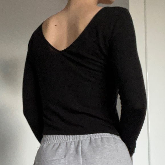 Elegant black garage long sleeve with ruching - Picture 3 of 3